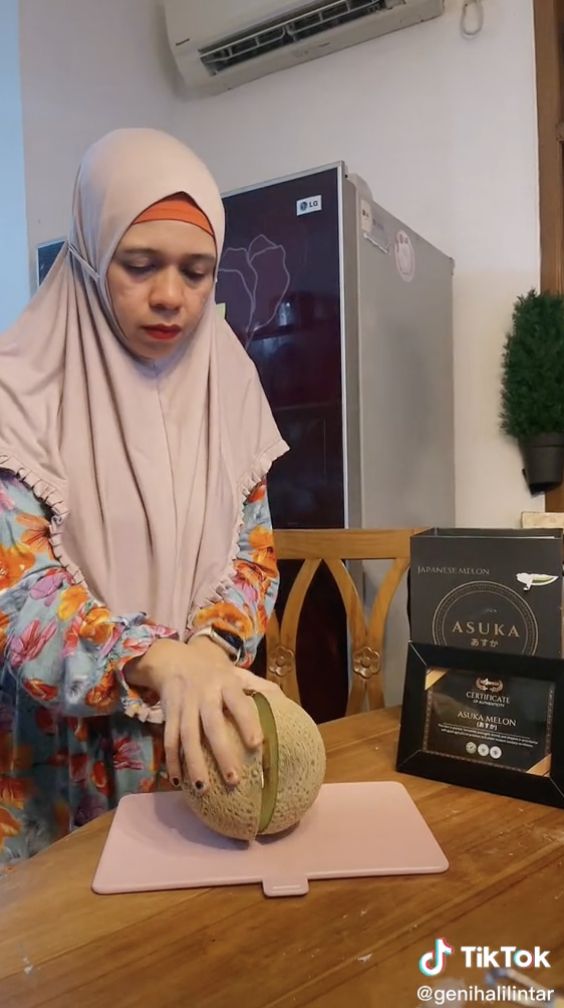 Geni Halilintar Cicip Melon Asuka dari Jepang, Sebut Ada yang Lebih Enak
