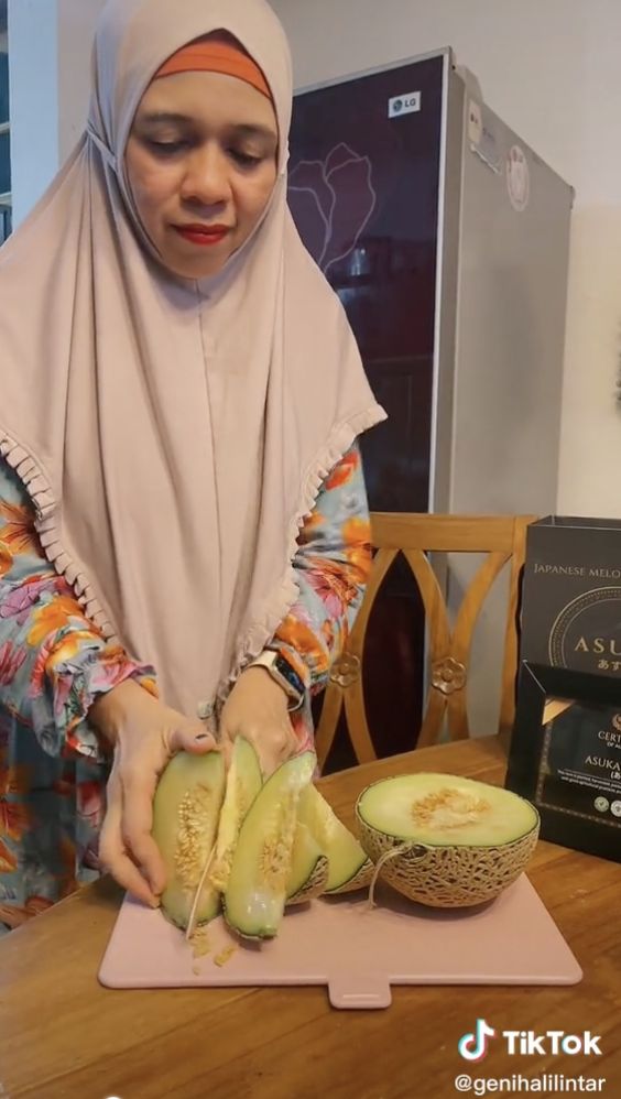 Geni Halilintar Cicip Melon Asuka dari Jepang, Sebut Ada yang Lebih Enak