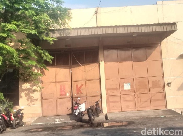 Gudang Margomulyo Permai yang digeledah Tim Densus 88 Antiteror terkait dugaan terorisme.