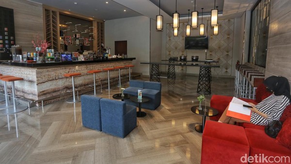 Dari segi letak mungkin traveler tak akan menyangka jika kawasan ini punya hidden gem hotel yang nyaman dan menenangkan. Meski terletak di tengah hiruk pikuk Glodok, namun hotel ini menawarkan pengalaman menginap yang penuh ketentraman. Â Dari segi letak mungkin traveler tak akan menyangka jika kawasan ini punya hidden gem hotel yang nyaman dan menenangkan. Meski terletak di tengah hiruk pikuk Glodok, namun hotel ini menawarkan pengalaman menginap yang penuh ketentraman. Â