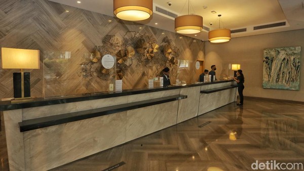 Begitu memasuki hotel, traveler akan merasakan suasana dan atmosfer berbeda. Dengan desain hotel yang modern dan clean, hotel ini membawa pengunjungnya menjauh dari kepadatan kota Jakarta. Â Begitu memasuki hotel, traveler akan merasakan suasana dan atmosfer berbeda. Dengan desain hotel yang modern dan clean, hotel ini membawa pengunjungnya menjauh dari kepadatan kota Jakarta. Â