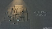 Salah satu hotel yang cocok untuk dijadikan tempat healing atau staycation di Jakarta adalah Holiday Inn & Suites Jakarta Gajah Mada. Hotel ini terletak di Jl. Gajah Mada no.211, Glodok, Kecamatan Taman Sari, Jakarta Barat.  