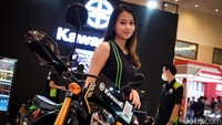 Wajahnya yang cantik dan manis mampu memikat para pengunjung pria untuk datang ke boothnya.