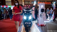 Para usher ini juga melayani pengunjung dengan ramah.