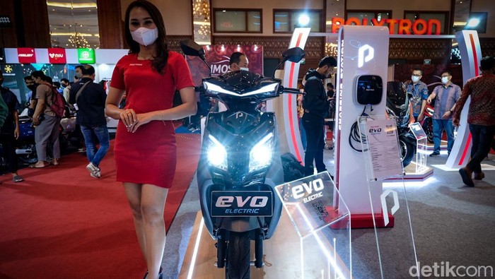 Ini Para 'Pemanis' IMOS 2022 yang Bikin Betah Pameran IMOS 2022 diramaikan oleh usher event yang cantik-cantik. Lihat yuk satu-satu. 1. Sejumlah usher atau model berjaga di booth IMOS 2022 di JCC Senayan, Jakarta, Rabu (2/11/2022). 2. Kehadiran para usher membuat suasana IMOS 2022 semakin adem. 3. Mereka juga membantu pengunjung mendapatkan informasi soal kendaraan. 4. Mereka juga siap berpose di kendaraan yang dipamerkan. 5. Keberadaan usher menjadi strategi APM untuk menarik pengunjung IMOS 2022. Pameran IMOS 2022 diramaikan oleh usher event yang cantik-cantik. Lihat yuk satu-satu.