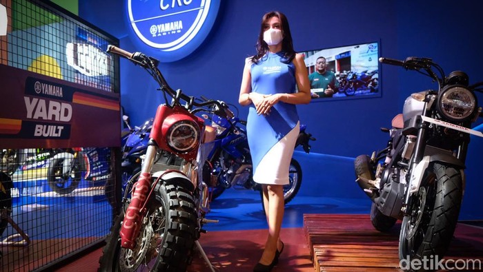 Ini Para 'Pemanis' IMOS 2022 yang Bikin Betah Pameran IMOS 2022 diramaikan oleh usher event yang cantik-cantik. Lihat yuk satu-satu. 1. Sejumlah usher atau model berjaga di booth IMOS 2022 di JCC Senayan, Jakarta, Rabu (2/11/2022). 2. Kehadiran para usher membuat suasana IMOS 2022 semakin adem. 3. Mereka juga membantu pengunjung mendapatkan informasi soal kendaraan. 4. Mereka juga siap berpose di kendaraan yang dipamerkan. 5. Keberadaan usher menjadi strategi APM untuk menarik pengunjung IMOS 2022. Pameran IMOS 2022 diramaikan oleh usher event yang cantik-cantik. Lihat yuk satu-satu.