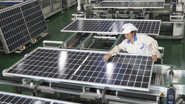 Intip Pembuatan Panel Surya Made in China LIANYUNGANG, CHINA - NOVEMBER 2, 2022 - A worker at a photovoltaic company rushes to make solar photovoltaic panels for export in Lianyungang, Jiangsu Province, China, Nov 2, 2022. Since this year, influenced by the acceleration of the global energy transition to low carbon, the export of photovoltaic products in Lianyungang City has shown explosive growth. Some enterprises' orders have been arranged into the first quarter of next year. Local enterprises have stepped up order production to ensure the supply of domestic and foreign markets. (Photo credit should read CFOTO/Future Publishing via Getty Images)