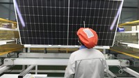Upah pekerja yang murah, membuat penal surya made in China mampu bersaing bahkan dengan Eropa.  