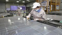 Pabrik panel surya pun semakin membesarkan skala produksi fotovoltaik.  