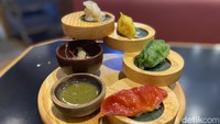 Ada juga menu gyoza moriawase yang disajikan cantik bertingkat dan warna-warni. Varian gyoza yang disajikan beragam, ada yang ebi, korean, dan japanese series. Saus cocolan dan saladnya juga berbeda. Foto: detikFood / Yenny Mustika Sari