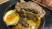 Hamburg atau beef patty pada sajian ini juga cukup besar, sangat juicy ketika digigit. Rasanya juga tak hambar, ada sensasi gurih yang tercecap di lidah. Foto: detikFood / Yenny Mustika Sari