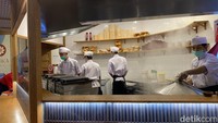 Ada area makan mini bar yang cocok untuk yang datang sendirian. Kalau membawa keluarga makan di Izuka Gyoza juga tersedia area tempat duduk sofa yang lebih nyaman.  Foto: detikFood / Yenny Mustika Sari