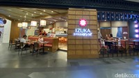 Berada di Gandaria City, kamu bisa menemukan Izuka Gyoza di lantai UG. Restorannya memang tak begitu besar, namun tempat untuk makan di restoran ini cukup nyaman. Foto: detikFood / Yenny Mustika Sari