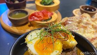 Menu nasi yang tampak menggiurkan, yaitu Hamburg Curry Don seharga Rp 52.000. Satu porsinya cukup besar, ada nasi yang pulen, beef patty yang juicy dengan siraman saus kari yang pekat. Foto: detikFood / Yenny Mustika Sari