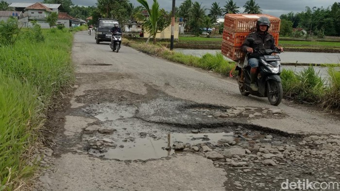 Jalan rusak menuju Gunung Galunggung
