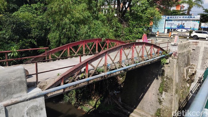 Melihat Jembatan Merah Gejayan dan Penggantinya yang Kini Berwarna Hijau