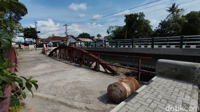 Melihat Jembatan Merah Gejayan dan Penggantinya yang Kini Berwarna Hijau