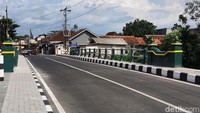 Kini jembatan baru yang punya nama resmi Jembatan Prayan itu dicat dengan warna hijau-kuning. Warganet pun ramai-ramai berkomentar tentang jembatan merah yang tak lagi merah. Memang jembatan kita di Sleman itu standar warnanya itu (hijau-kuning), kata Kepala DPUPKP Sleman Taufiq Wahyudi, Rabu (2/11/2022). Foto: Jauh Hari Wawan S/detikJateng