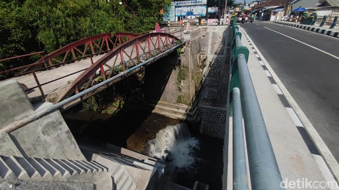 Melihat Jembatan Merah Gejayan dan Penggantinya yang Kini Berwarna Hijau