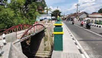 Adapun Jembatan Merah yang ikonik masih berdiri di sebelah utara jembatan baru. Pemkab Sleman tidak merobohkannya atas permintaan warga. Itu memang permintaan warga, jadi warga setempat minta nanti untuk seperti wisata untuk selfie, menjadi objek wisata warga setempat itu, jadi mereka minta dipertahankan, kata Taufiq. Foto: Jauh Hari Wawan S/detikJateng