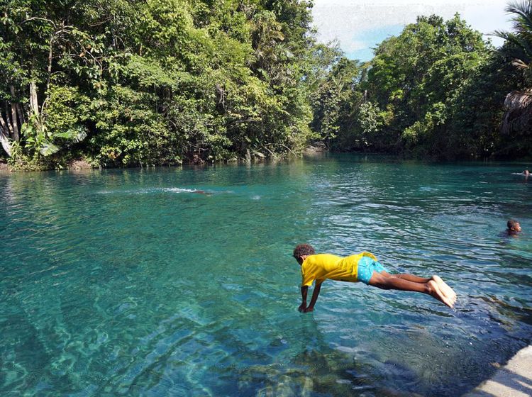 Jernihnya Sungai Sembra di Papua, Sangat Memanjakan Mata