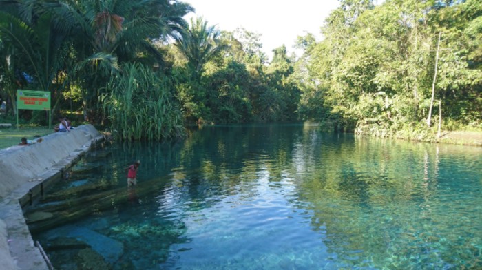 Warga menikmati keindahan sungai Sembra Kabupaten Sorong Selatan, Papua Barat, Selasa (1/11/2022). Sungai Sembra menjadi salah satu tujuan wisata air di Kabupaten Sorong Selatan dengan nuansa keindahan air tawar berwana biru kehijauan, dan tempt yang Sejuk. ANTARA FOTO/Olha Mulalinda/hp.