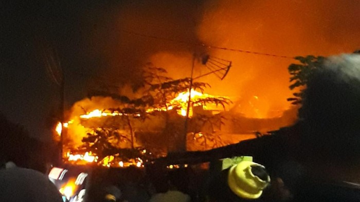 Kantor Disdik Riau terbakar