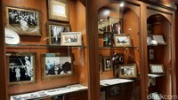Interior kapal didesain dengan gaya klasik. Tak lupa di sana juga berjejer foto-foto keluarga Kerajaan Inggris, termasuk mendiang Ratu Elizabeth II dan Putri Diana. Foto: Putu Intan/detikcom