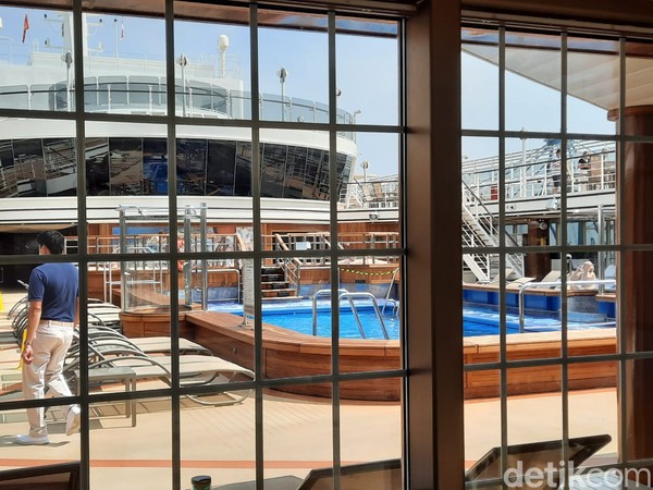 Kolam renang dan jacuzzi di Kapal Pesiar Queen Elizabeth. Foto: Putu Intan/detikcom