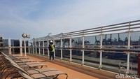 Queen Elizabeth merupakan kapal pesiar milik Carnival Corporation & PLC dan dioperasikan oleh Cunard Line Ltd asal Inggris. Kapal tersebut dibuat perusahaan Italia, Fincantieri pada 2010. Pembuatannya menelan biaya hingga USD 560 juta atau sekitar Rp 8,7 triliun. Foto: Putu Intan/detikcom