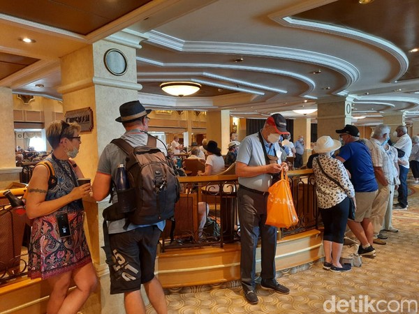 Kapal pesiar Queen Elizabeth dapat menampung hingga 2.500 penumpang dan 900 kru. Akan tetapi dalam perjalanan kali ini, jumlah penumpang hanya 1.786 orang. Foto: Putu Intan/detikcom Kapal pesiar Queen Elizabeth dapat menampung hingga 2.500 penumpang dan 900 kru. Akan tetapi dalam perjalanan kali ini, jumlah penumpang hanya 1.786 orang. Foto: Putu Intan/detikcom