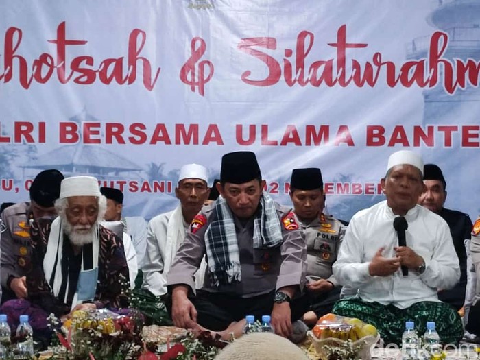 Kapolri Jenderal Listyo Sigit Prabowo bersilaturahmi dengan para ulama Banten di Ponpes Al-Fathaniyah di Kota Serang, Banten. (Bahtiar R/detikcom)