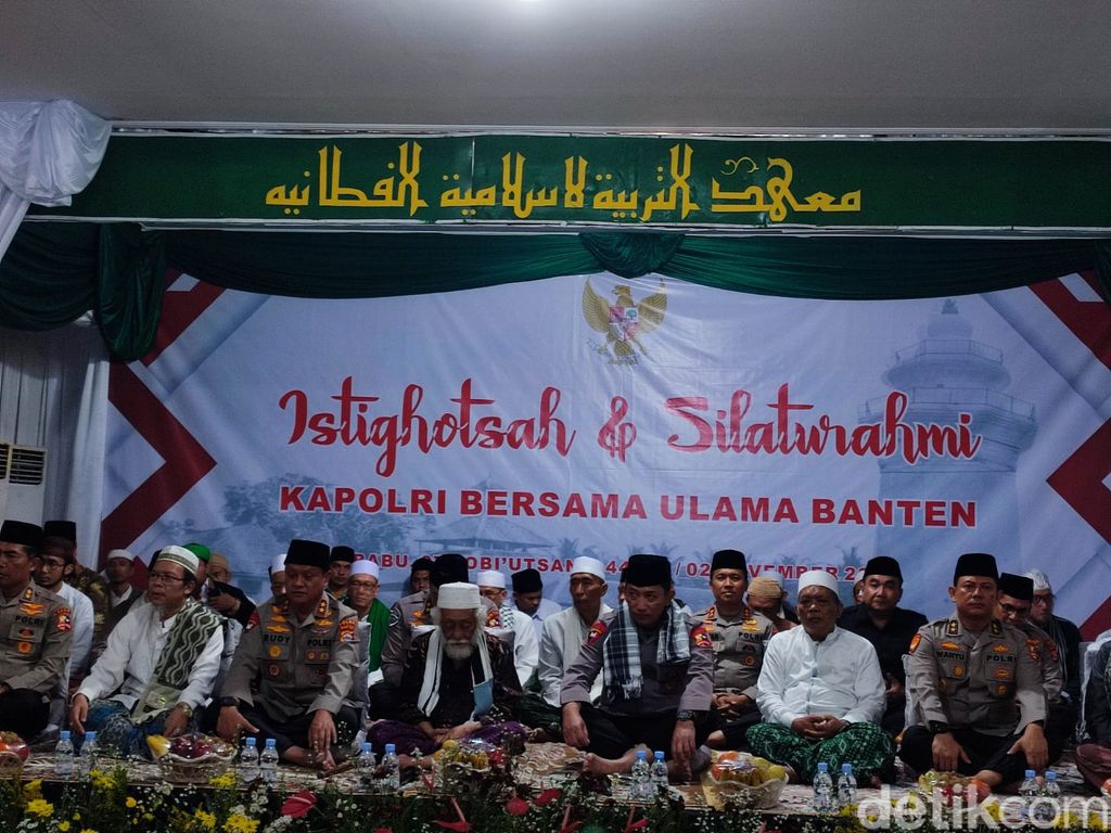 Kapolri Jenderal Listyo Sigit Prabowo bersilaturahmi dengan para ulama Banten di Ponpes Al-Fathaniyah di Kota Serang, Banten. (Bahtiar R/detikcom)