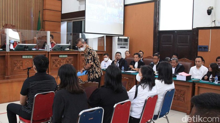 Keluarga Yosua Hutabarat kembali beraksi di PN Jaksel. Kali ini mereka bersaksi untuk terdakwa Kuat Maruf dan Bripka Ricky Rizal.