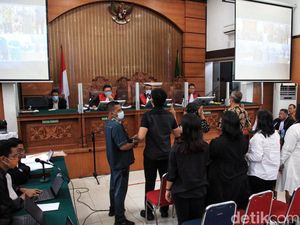 Keluarga Yosua Bersaksi untuk Kuat Maruf dan Ricky Rizal