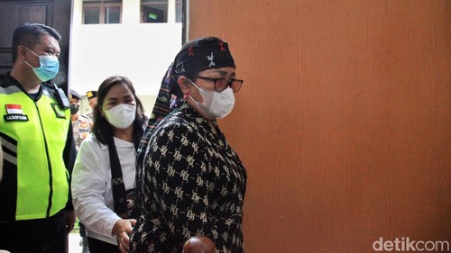 Keluarga Yosua Hutabarat kembali beraksi di PN Jaksel. Kali ini mereka bersaksi untuk terdakwa Kuat Maruf dan Bripka Ricky Rizal.