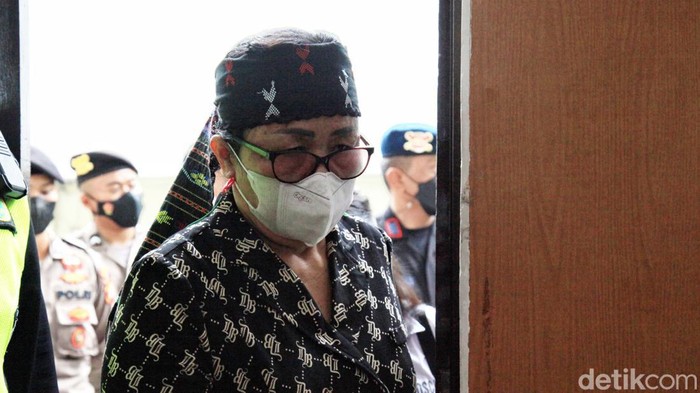 Keluarga Yosua Hutabarat kembali beraksi di PN Jaksel. Kali ini mereka bersaksi untuk terdakwa Kuat Maruf dan Bripka Ricky Rizal.