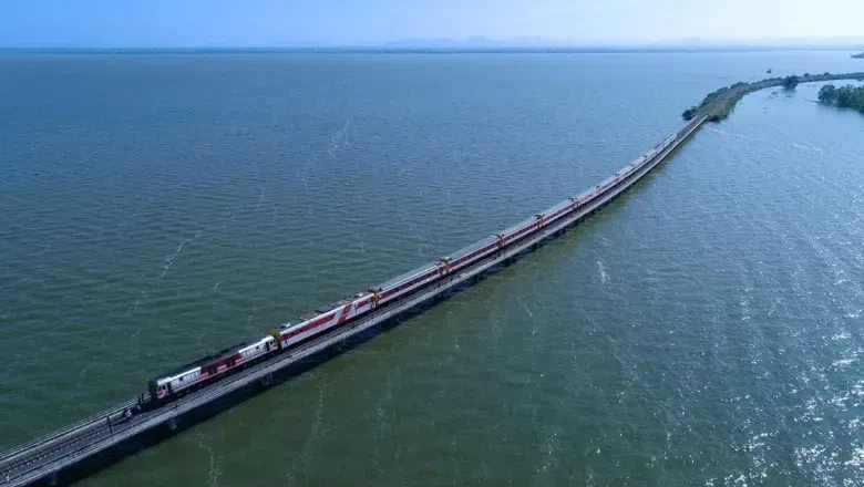 Kereta Apung Layanan kereta apung tahunan di Thailand.