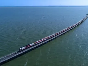 Kereta Layang Sudah Biasa, Kalau Kereta Apung di Atas Air Pernah Coba?