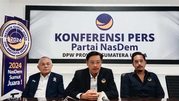 Ketua DPW NasDem Sumut Iskandar (tengah) saat memberikan keterangan soal Anies Baswedan