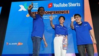 Direktur and Chief Digital Transformation & Enterprise Business Officer XL Axiata, Yessie D Yosetya dan Chief Marketing Officer XL Axiata, Alfons Eric Bosch Sansa, serta Country Head YouTube Indonesia, Suwandi Widjaja di Jakarta, Selasa (1/11).