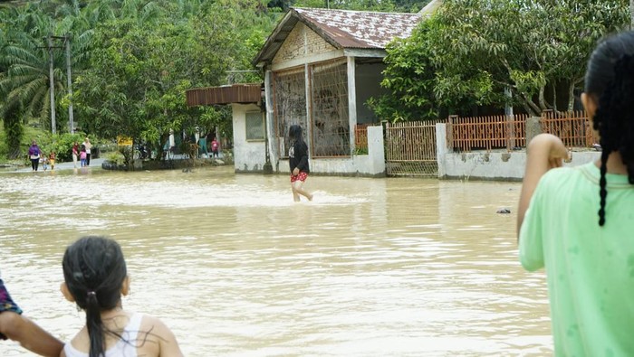 Kondisi banjir di Kecamatan Tinggi Raja, Asahan.