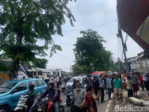Bus Tabrak Showroom Mobil di Jaktim Dievakuasi, Lalin Macet