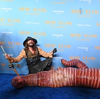 Saat berpose di hadapan fotografer, Heidi tampil jenaka dengan meliuk-liukan tubuhnya bahkan berguling di karpet dengan gerakan khas cacing.  (Foto: Getty Images for Heidi Klum/Noam Galai)