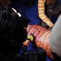 Kru TV sampai harus ikut melantai demi bisa memawancarai Heidi Klum. (Foto: Getty Images/Taylor Hill)