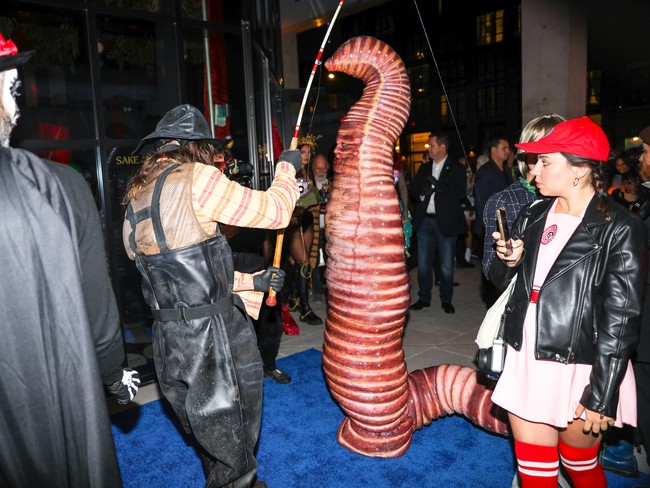 Di karpet merah, Heidi muncul bersama suaminya, Tom Kaulitz, yang memakai kostum pemancing. Mereka bermain karakter seolah Tom menjadikan Heidi sebagai umpan saat memancing. (Foto: GC Images/Getty Images)