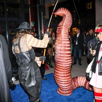 Di karpet merah, Heidi muncul bersama suaminya, Tom Kaulitz, yang memakai kostum pemancing. Mereka bermain karakter seolah Tom menjadikan Heidi sebagai umpan saat memancing. (Foto: GC Images/Getty Images)