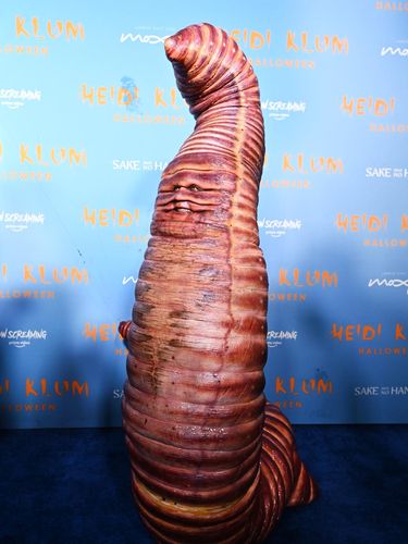 Kostum Halloween Heidi Klum dan Tom Kaulitz NEW YORK, NEW YORK - OCTOBER 31: Tom Kaulitz and Heidi Klum attend Heidi Klum's 21st Annual Halloween Party presented by Now Screaming x Prime Video and Baileys Irish Cream Liqueur at Sake No Hana at Moxy Lower East Side on October 31, 2022 in New York City. (Photo by Noam Galai/Getty Images for Heidi Klum)