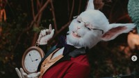 Kalau ini sih niat banget ya, Janelle Monae tampil sebagai White Rabbit di Alice in Wonderland. Dok. Instagram