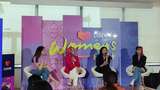 Isyana-Putri Tanjung Bagi Inspirasi buat Perempuan Berani Kejar Mimpi